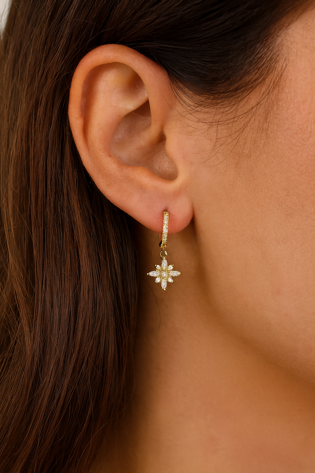 Boucles d’Oreilles Éclat portées – Bijou en or ou argent, lumineux et élégant au quotidien