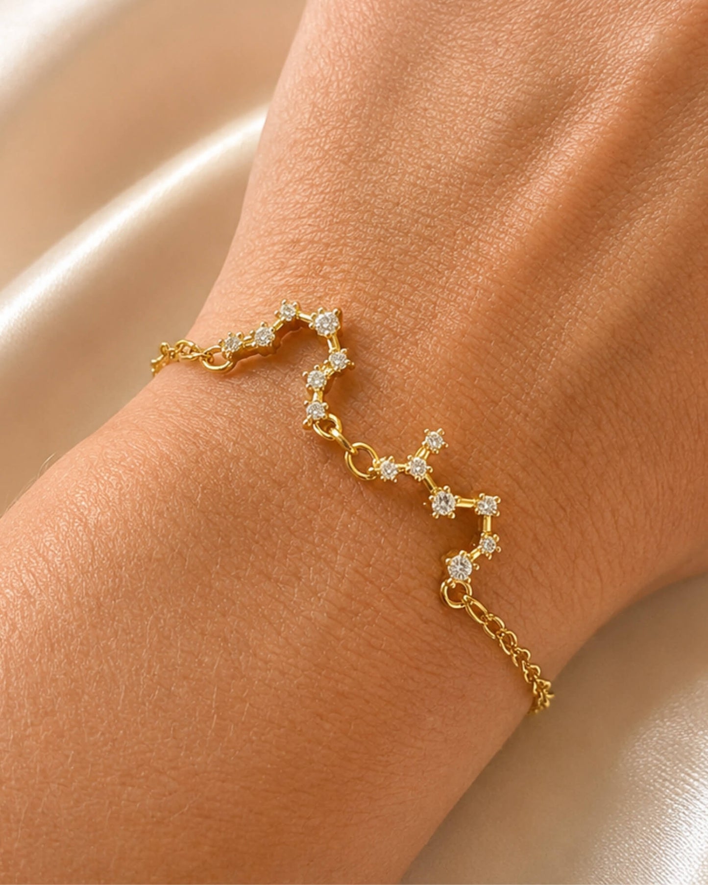 Bracelet constellation personnalisé maille fine doré porté au poignet