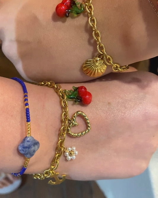 Bracelet personnalisé avec charms en argent, bijou unique sur-mesure pour femme