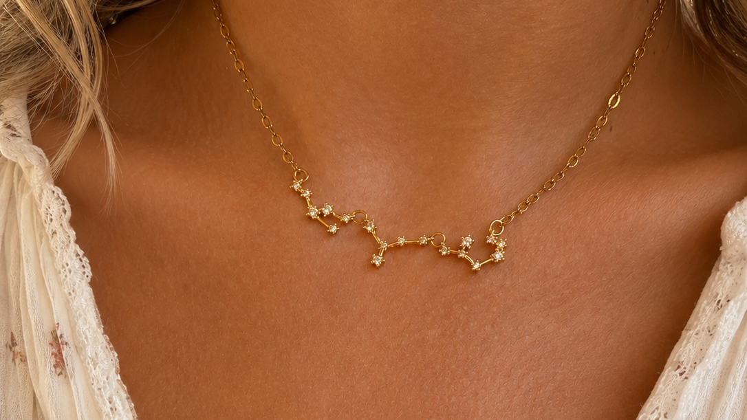 Collier constellation maille fine dorée personnalisé porté