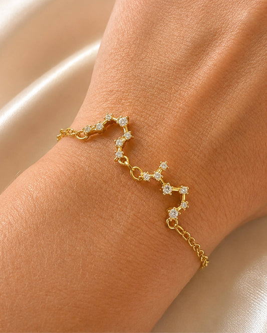 Bracelet constellation personnalisé maille fine doré porté au poignet